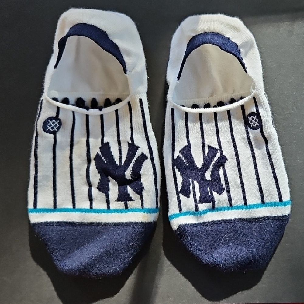 Women's NY YANKEES Logo Navy and White Pin-Striped No-Show Socks